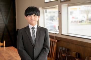 爽やかに立つビジネスマン