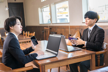 スマホと働くビジネスマン達