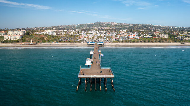 Fototapeta Aerial view of San Clemente coastline showcasing the vibrant pier and surrounding beach areas