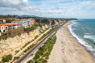 Stunning aerial view of San Clemente coast showcasing cliffs, beach, and ocean waves on a clear day © Thomas