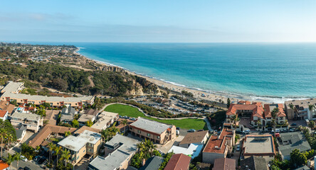 Naklejka premium Stunning coastal view over The Loop of San Clemente, California showcasing the beach and ocean from above