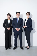 ビジネススーツで複数(3人)笑顔のイメージのカメラ目線　白背景の全身