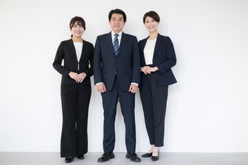 ビジネススーツで複数(3人)笑顔のイメージのカメラ目線　女性の活躍しそうな組織イメージの全身