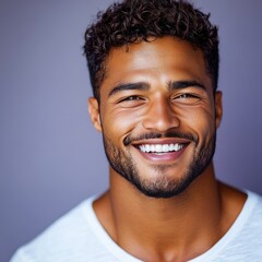 Obraz premium A man with a beard is smiling and wearing a t-shirt