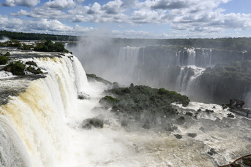 Cataratas de Iguazú y Vista de la Triple Frontera: Maravilla Natural entre Paraguay, Brasil y Argentina