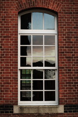 赤レンガの窓に映る風景