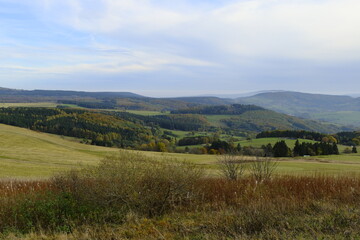 Fototapeta premium Rhönlandschaft zwischen Pferdskopf und Wasserkuppe, Gemeinde Poppenhausen, Biosphärenreservat Rhön, Hessen, Deutschland