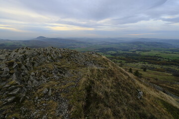 Sonnenuntergang über der Abtsrodaer Kuppe im Herbst, ein Nebengipfel der Wasserkuppe, Biosphärenreservat Rhön, Hessen, Deutschland