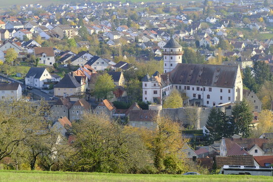 Blick von den Weinbergen bei Rimpar, auf den Ort Rimpar und sein Schloss Grumbach, Landkreis W&uuml;rzburg, Franken, Unterfranken, Bayern, Deutschland