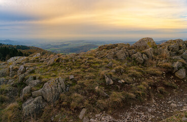 Sonnenuntergang über der Abtsrodaer Kuppe im Herbst, ein Nebengipfel der Wasserkuppe, Biosphärenreservat Rhön, Hessen, Deutschland