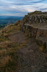 Sonnenuntergang über der Abtsrodaer Kuppe im Herbst, ein Nebengipfel der Wasserkuppe, Biosphärenreservat Rhön, Hessen, Deutschland