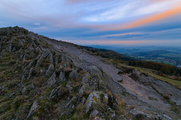 Sonnenuntergang über der Abtsrodaer Kuppe im Herbst, ein Nebengipfel der Wasserkuppe,...