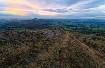 Sonnenuntergang über der Abtsrodaer Kuppe im Herbst, ein Nebengipfel der Wasserkuppe,...