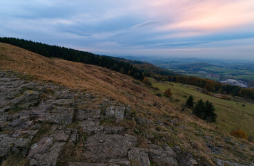 Sonnenuntergang über der Abtsrodaer Kuppe im Herbst, ein Nebengipfel der Wasserkuppe,...