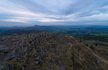 Sonnenuntergang über der Abtsrodaer Kuppe im Herbst, ein Nebengipfel der Wasserkuppe, Biosphärenreservat Rhön, Hessen, Deutschland