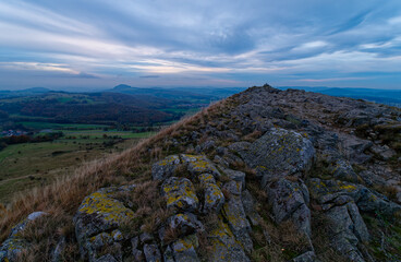 Naklejka premium Sonnenuntergang über der Abtsrodaer Kuppe im Herbst, ein Nebengipfel der Wasserkuppe, Biosphärenreservat Rhön, Hessen, Deutschland