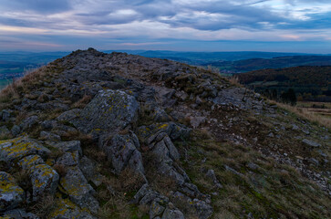 Sonnenuntergang über der Abtsrodaer Kuppe im Herbst, ein Nebengipfel der Wasserkuppe, Biosphärenreservat Rhön, Hessen, Deutschland