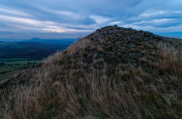 Sonnenuntergang über der Abtsrodaer Kuppe im Herbst, ein Nebengipfel der Wasserkuppe, Biosphärenreservat Rhön, Hessen, Deutschland