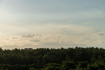 遠くの山と広がる雲