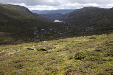 Trail and scenery between Carn a' choire Bhoidheach and Carn an t-sagairt mor munros - Loch Muick to Lochnagar path - Aberdeenshire - Scotland - UK © Collpicto