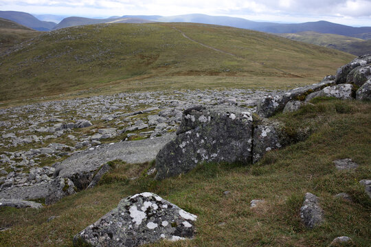 Trail and scenery between Carn an t-sagairt mor and Cairn bannoch munros - Loch Muick to Lochnagar path - Aberdeenshire - Scotland - UK