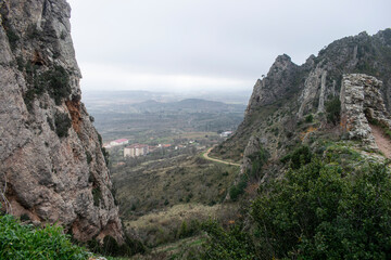 Fototapeta premium Paisaje de montaña de caliza con caminos un día nublado de Poza de la Sal, Burgos