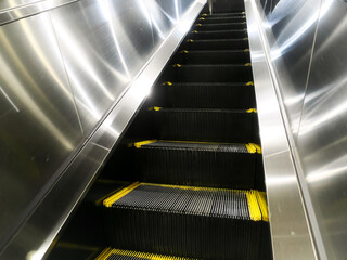 Obraz premium 駅構内の長いエスカレーター
