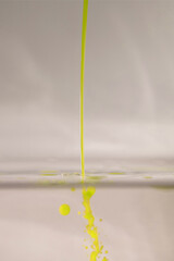 farbe tropfen wasser gelb