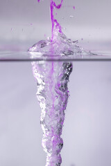 farbe tropfen wasser lila