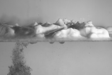 schaum farbe tropfen wasser schwarzweiß
