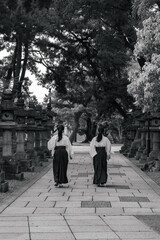 Mujeres japonesas caminando por los exteriores de un templo 