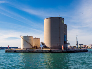 Silos de materiales en el puerto de M&aacute;laga