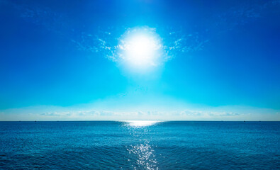 光り輝く太陽に照らされてキラキラと光る海の幻想的な風景