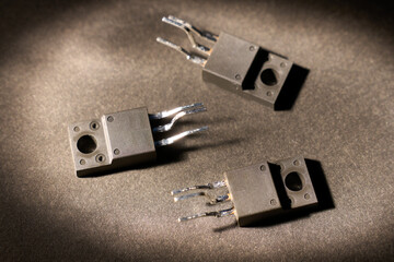 スポットライトに照らされた半導体トランジスタ