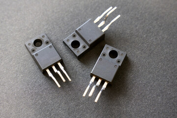 黒背景の三つの半導体トランジスタ