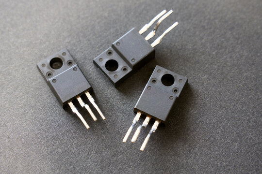 黒背景の三つの半導体トランジスタ