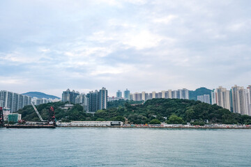 Fototapeta premium 高層の住宅が連なった九龍半島のウォーターフロント