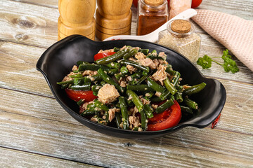 Salad with canned tuna and beans