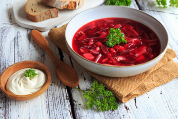 Rote-Beete-Suppe mit Crème Fraîche