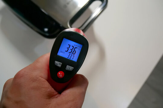 A pyrometer for measuring temperature. Photo of the temperature on the pyrometer