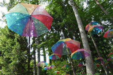 空中のカラフルな傘