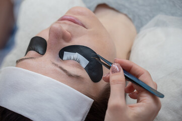 The master applies patches to the client before eyelash extensions. 