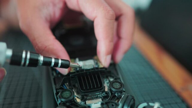 Mechanical electric man hand repair drone esc board sreww and fix electric RC industry