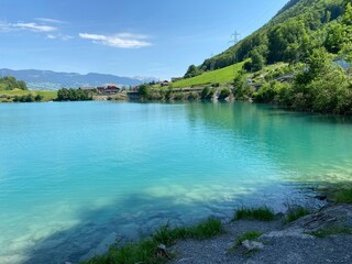 Obraz premium Lake Lungern or Natural reservoir Lungerersee - Canton of Obwald, Switzerland (Naturstausee Lungernsee oder Lungerensee - Kanton Obwald, Schweiz)