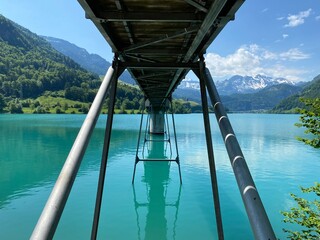 Fototapeta premium Lake Lungern or Natural reservoir Lungerersee - Canton of Obwald, Switzerland (Naturstausee Lungernsee oder Lungerensee - Kanton Obwald, Schweiz)