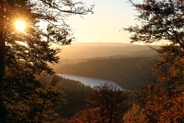 Die Talsperre Nonnweiler während des Sonnenuntergangs in malerischer Natur im Herbst im...