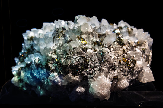 Quarz, laumontite and chalcopyrite mineral