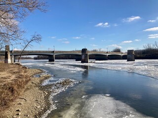 Obraz premium bridge over river in winter