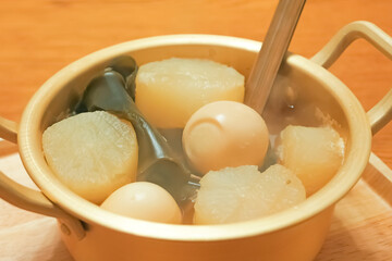 Oden” is a Japanese winter home-style dish, similar to vegetables, eggs, seaweed, etc., eaten in a pot, and served warm.