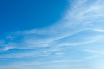 Obraz premium Serene Blue Sky with Wispy Clouds Nature Background